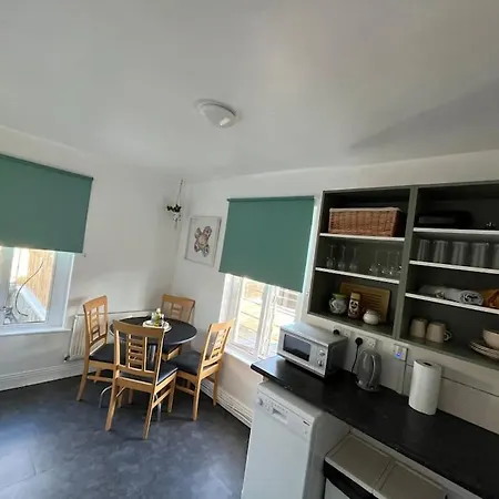 Апартаменты Lovely 2 Bedroom Flat Close To Centre